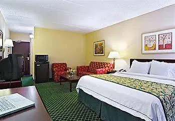 Hotel Fairfield & Chicago Midway Airport 3*