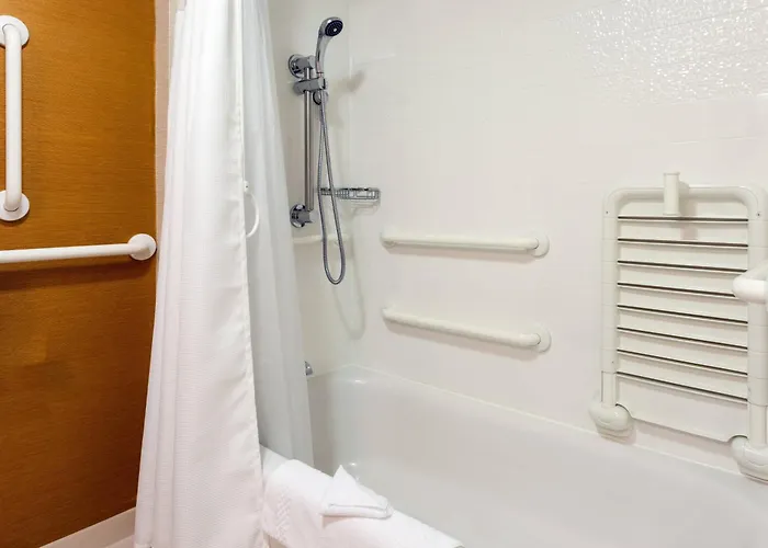 Fairfield & Chicago Midway Airport Hotel 3*