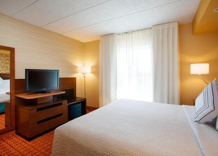 Fairfield & Chicago Midway Airport Hotel 3*