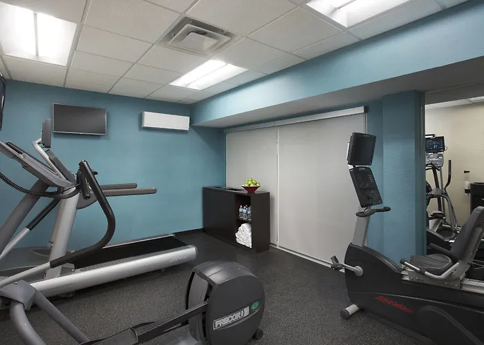 Fairfield & Chicago Midway Airport Hotel 3*