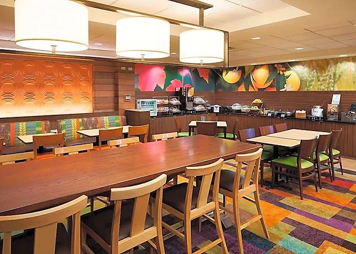 Fairfield & Chicago Midway Airport Hotel 3*